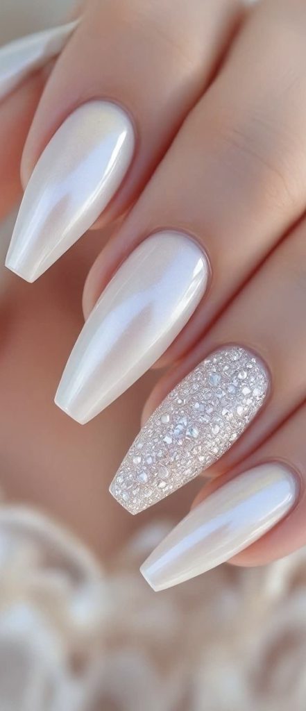 طراحی سفید ناخن ساده و اکلیلی