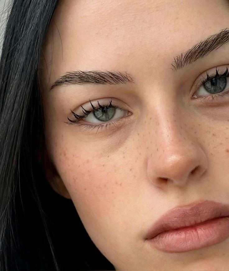 ابرو دخترانه طبیعی