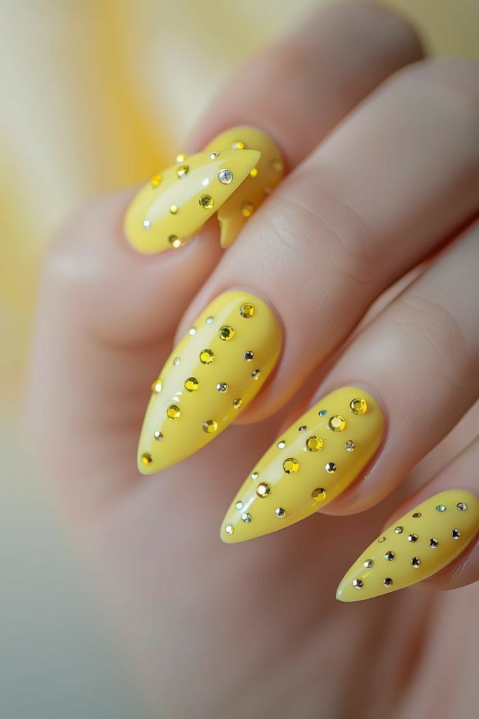 ناخن زرد ساده با طرح نگین های ریز