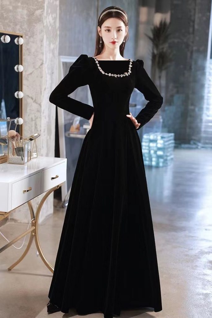 لباس شب مشکی بلند با گردنبند مرواریدی