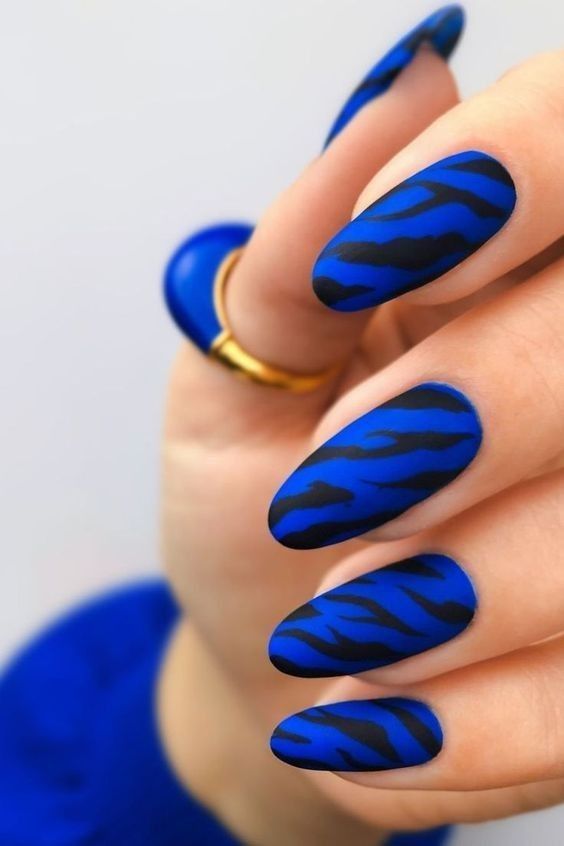 دیزاین ناخن آبی و سیاه