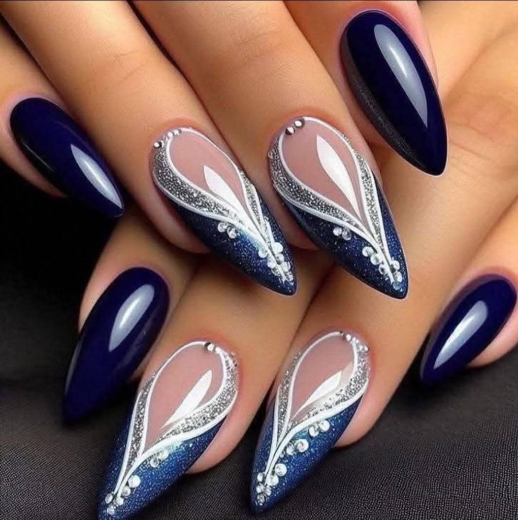 دیزاین آبی سفید ناخن