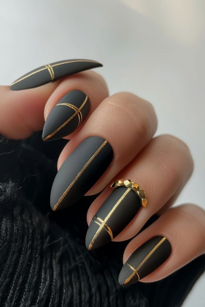 طراحی ناخن مات سبز زیتونی با خطوط طلایی