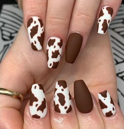 دیزاین ناخن با پترن گاوی سفید و قهوه ای