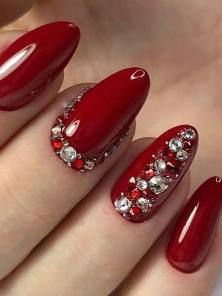 دیزاین نگینی ناخن قرمز
