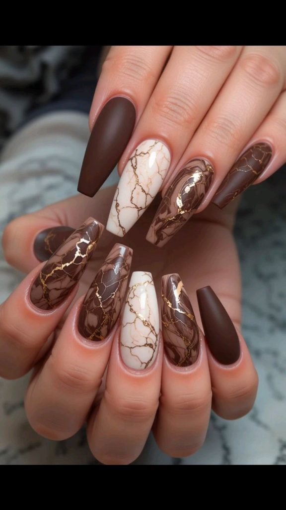 دیزاین ناخن قهوه‌ای شبیه سنگ مرمر