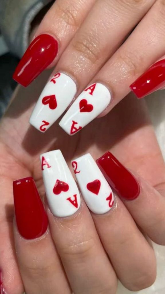 دیزاین ناخن قرمز و سفید طرح کارت پاسور