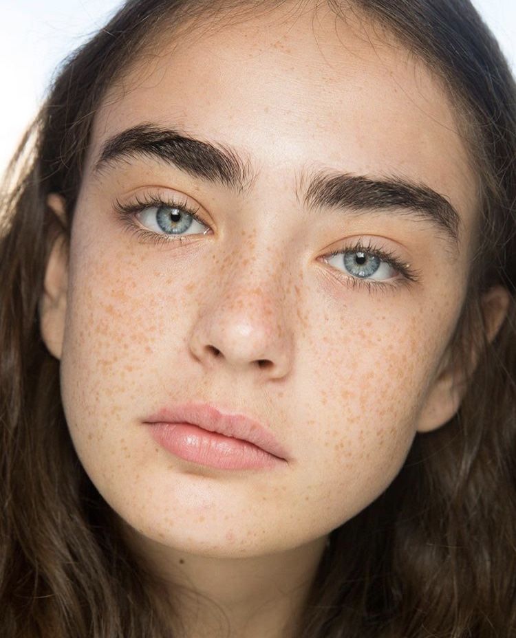 ابرو دخترانه طبیعی