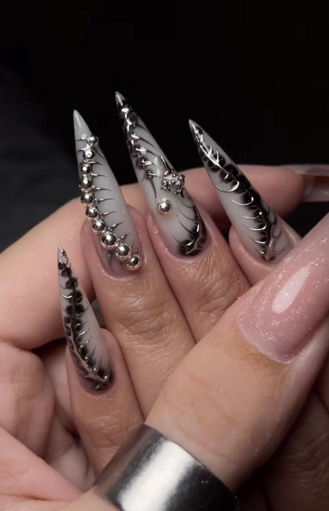 ناخن بلند با طرح هزارپا نقره ای