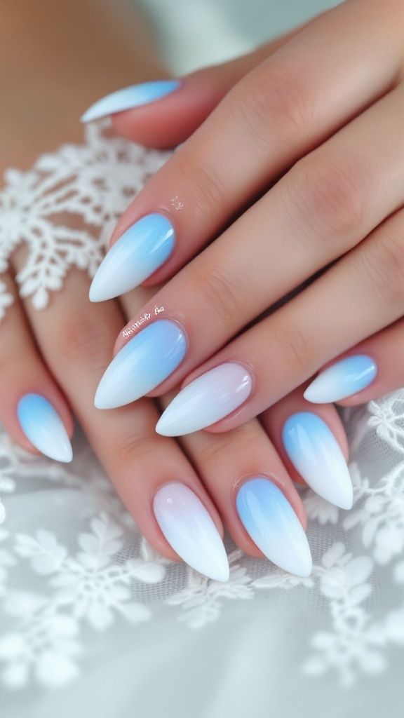 ناخن آبی روشن و سفید