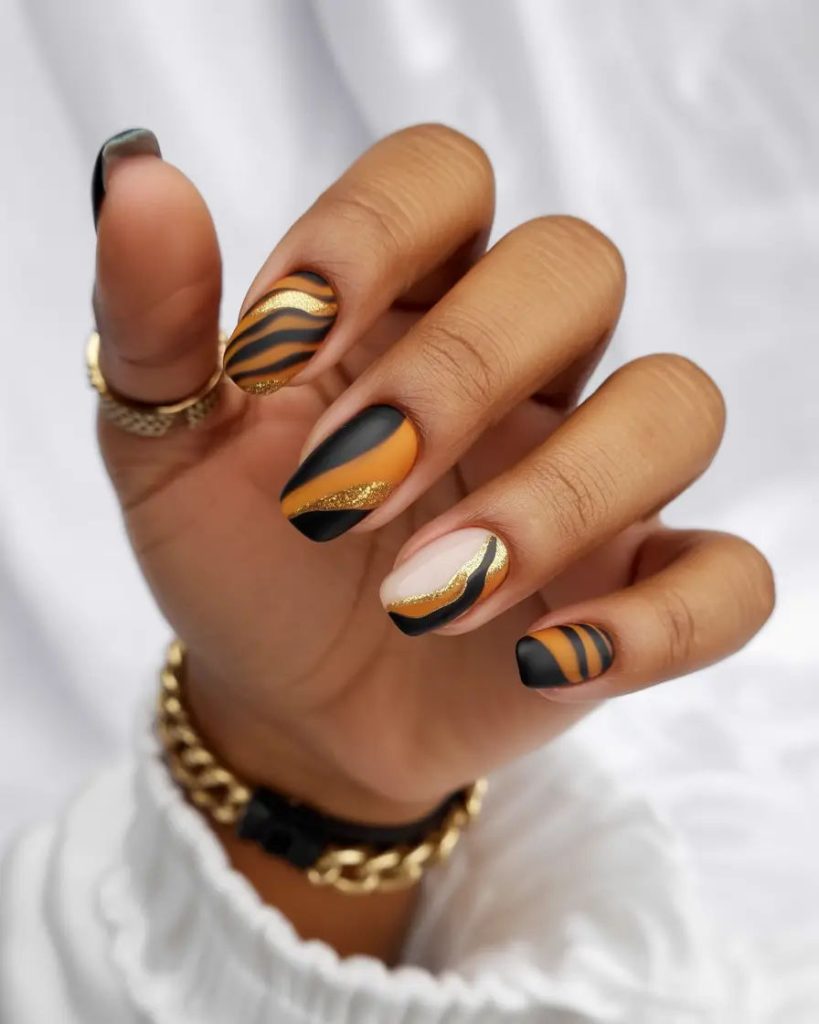دیزاین ناخن کوتاه نارنجی و سیاه