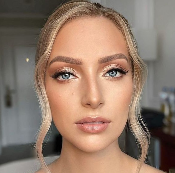 زن بلوند با آرایش لایت