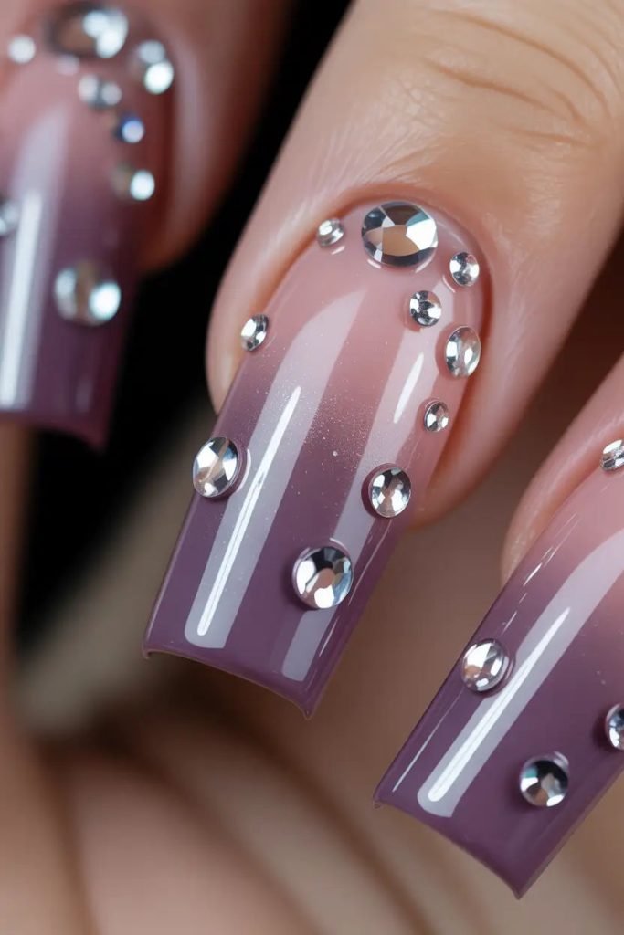 دیزاین نگینی ناخن بنفش و صورتی