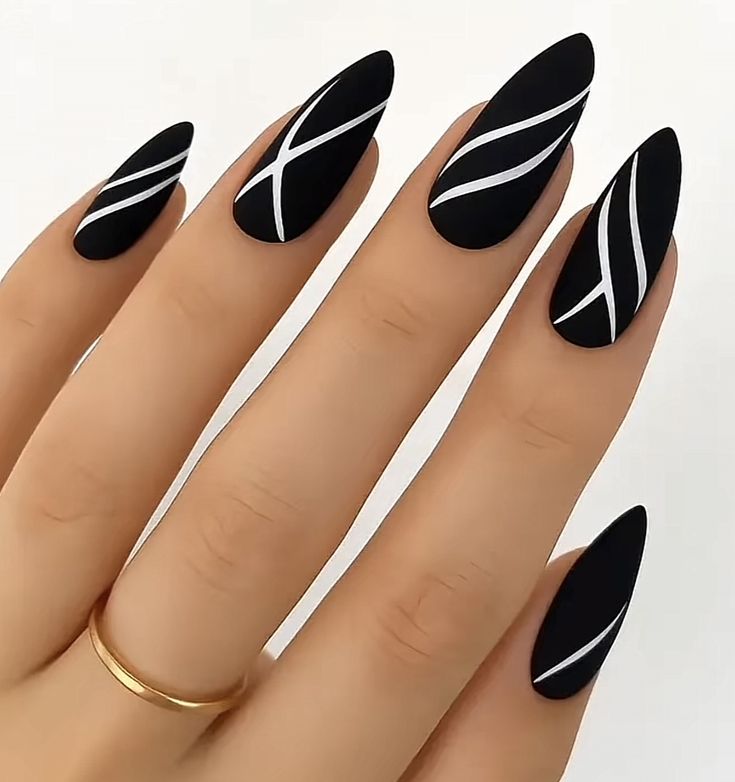 دیزاین ناخن مشکی با خط های سفید
