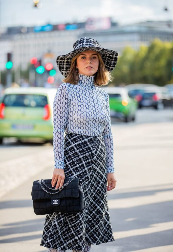 استایل پاییزی با دامن چهارخونه سیاه و سفید