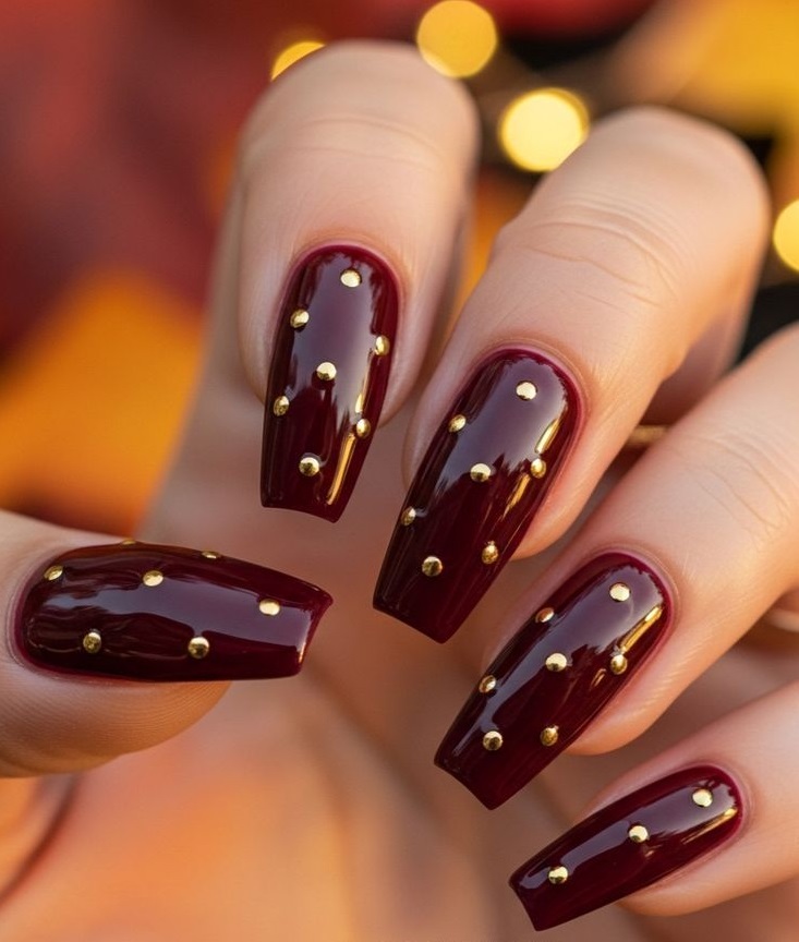 دیزاین نگینی ناخن زرشکی