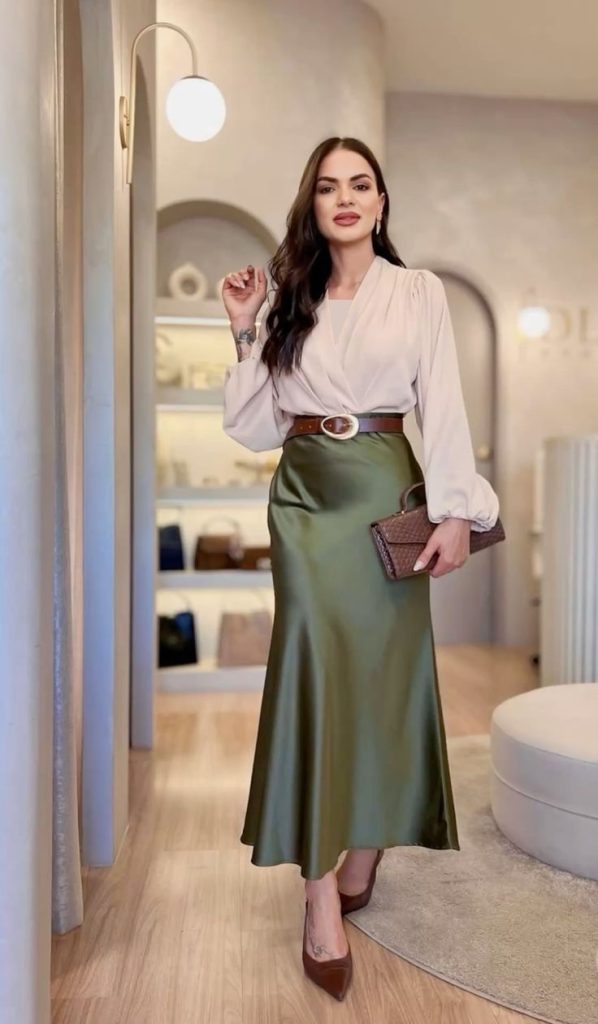 استایل پاییزی با دامن ساتن سبز