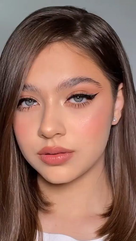 دختر جذاب با آرایش لایت و خط چشم 