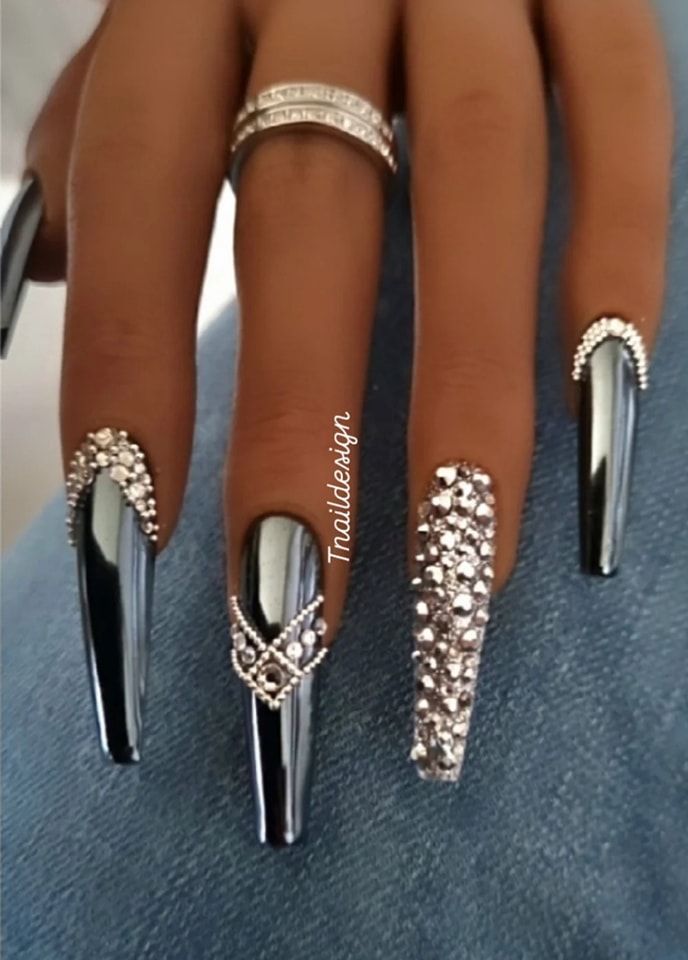 طراحی ناخن نقرهای و سیاه