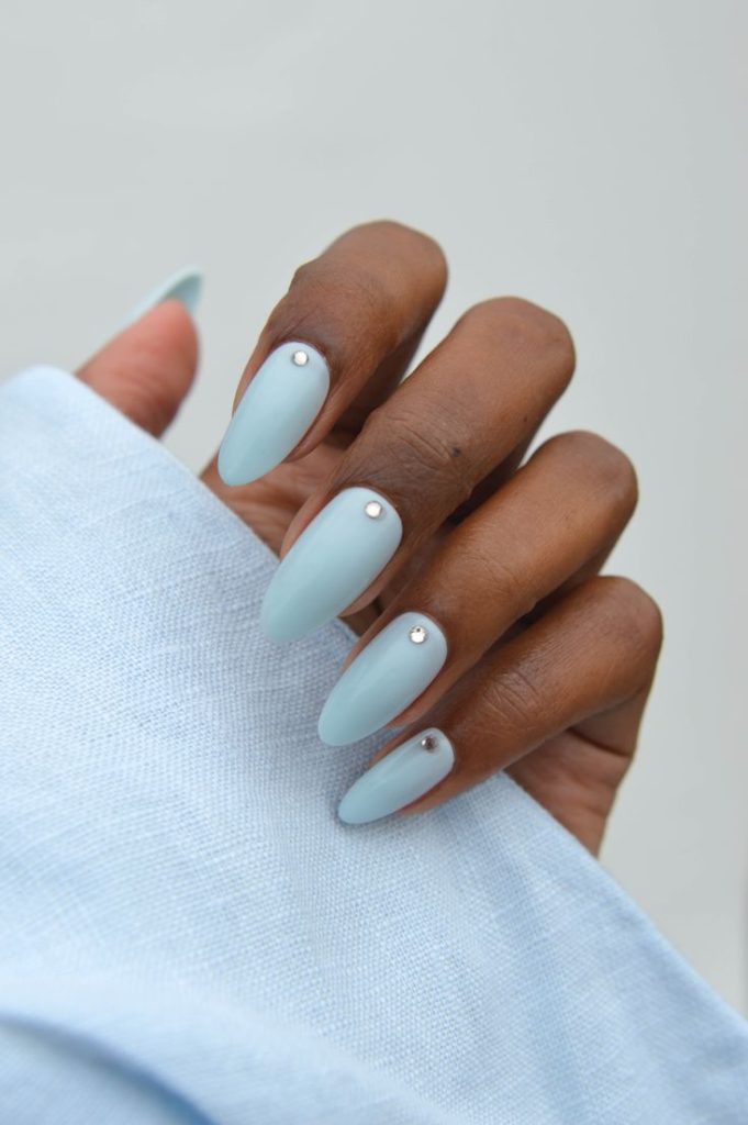 ناخن آبی روشن