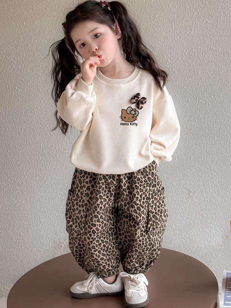 استایل بچگانه با شلوار پلنگی