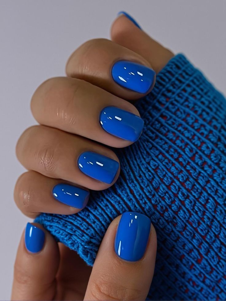 دیزاین ناخن آبی پر رنگ ساده