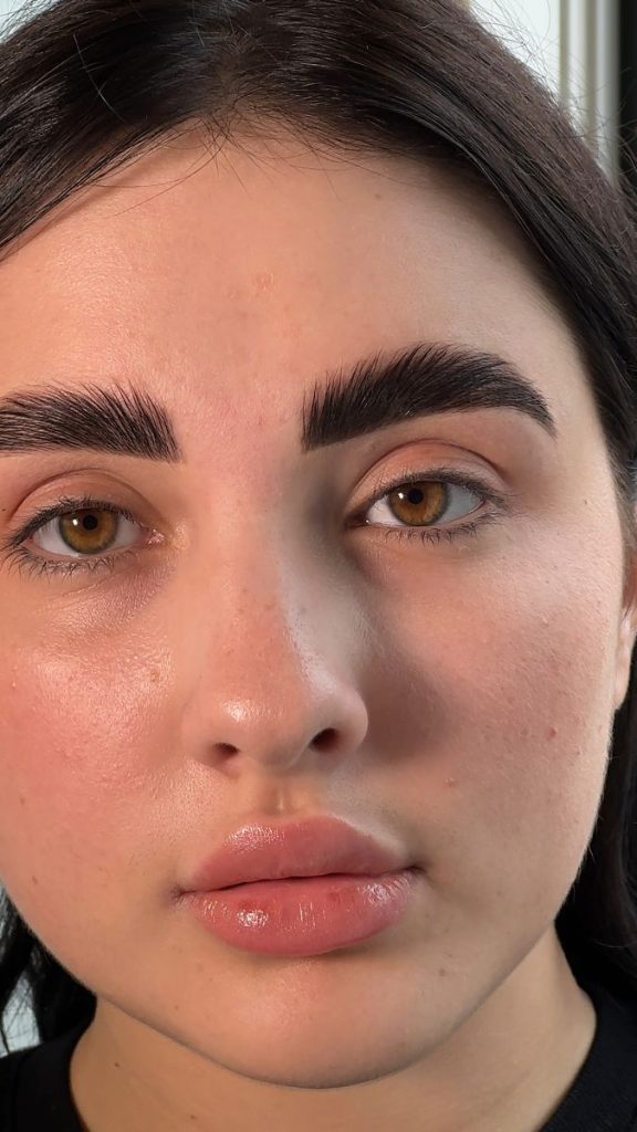 ابرو دخترانه طبیعی