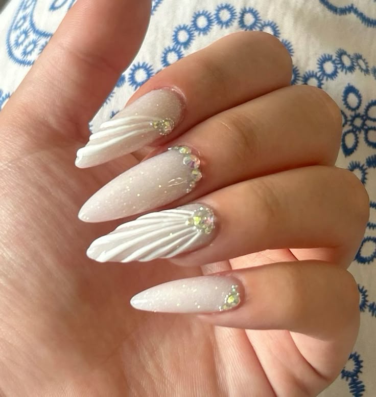 دیزاین ناخن صدفی سفید