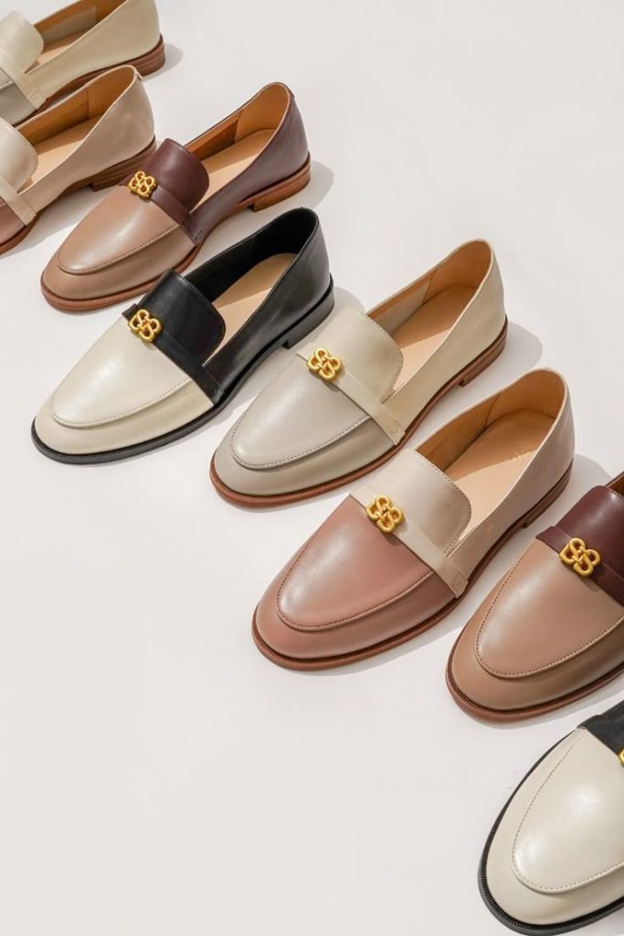 چند کفش کالج دخترانه