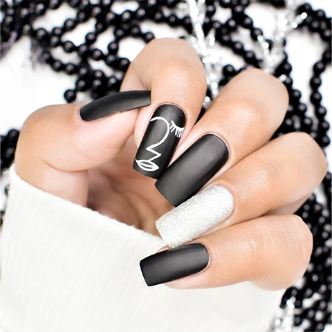 لاک سیاه و سفید ساده روی ناخن