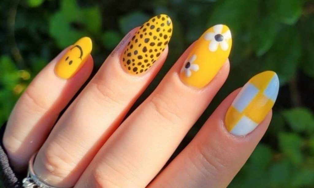 نقاشی ناخن زرد