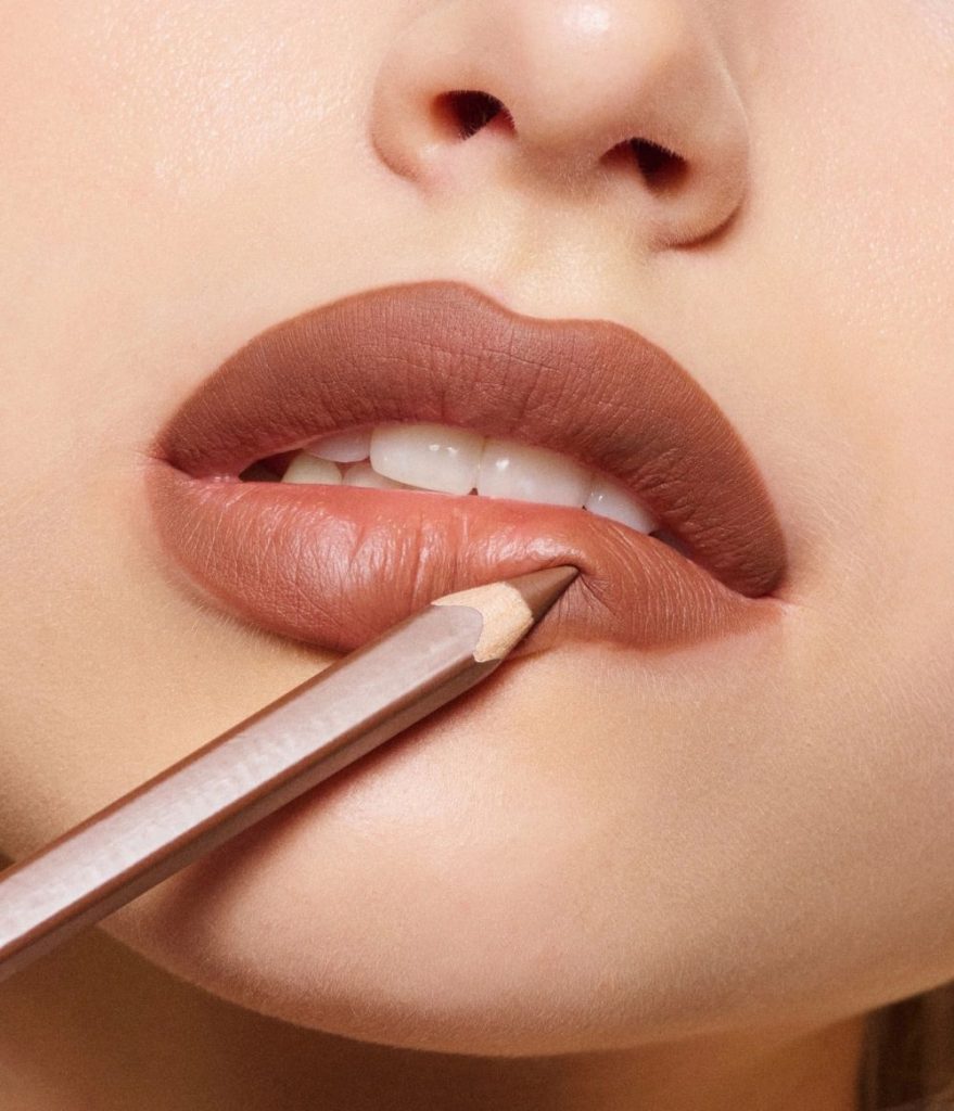 خط لب قهوه‌ای