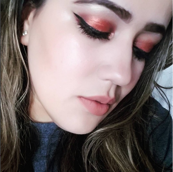 زن سفید با سایه چشم مسی