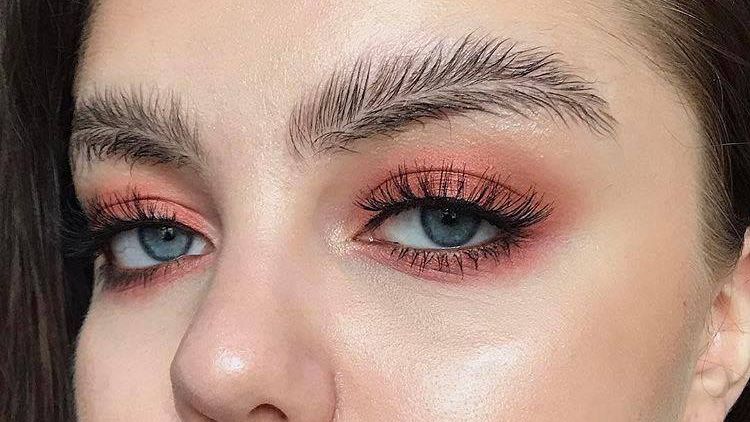 مدل سایه ابروی پاییزی با ابروهای به شکل برگ درخت