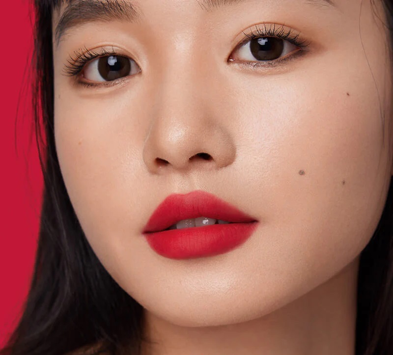 دختر اسیایی با رژ لب مات قرمز