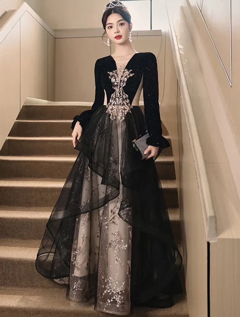 زن اسیایی با لباس شب مشکی بلند با طرح گل روی سینه