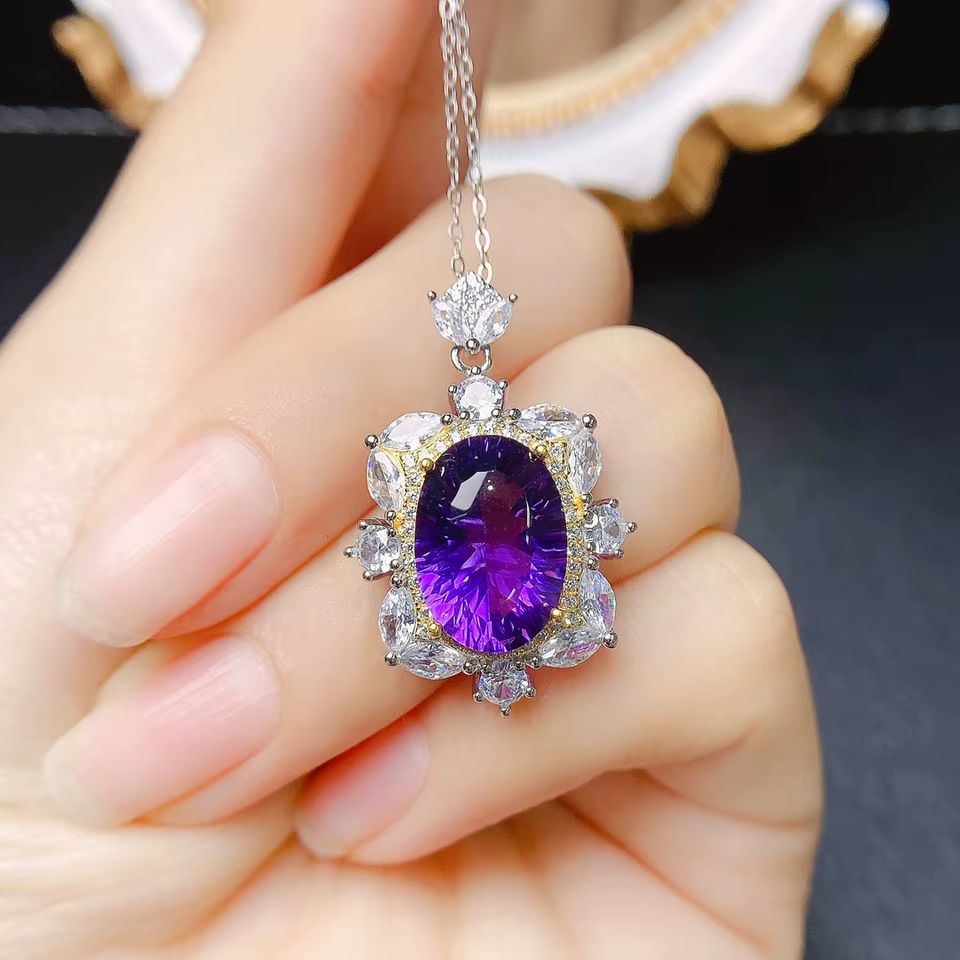 گردنبند لاکچری دخترونه نقره با نگین بزرگ بنفش