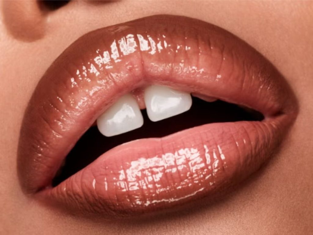 خط لب قهوه‌ای براق