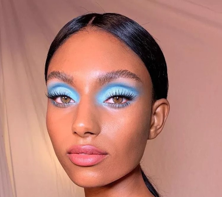 سایه چشم آبی روشن