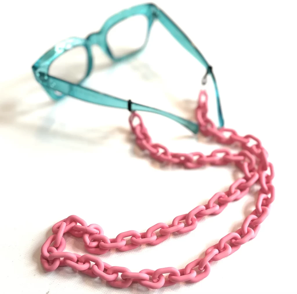 عینک ابی با بند عینک قرمز