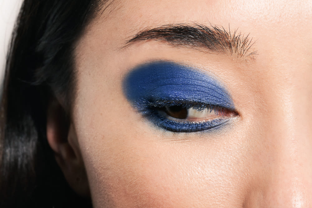 سایه چشم آبی تیره