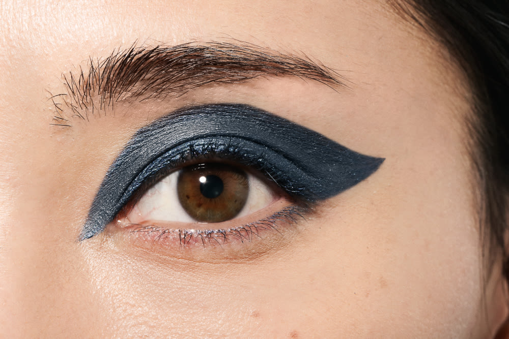 سایه چشم آبی تیره