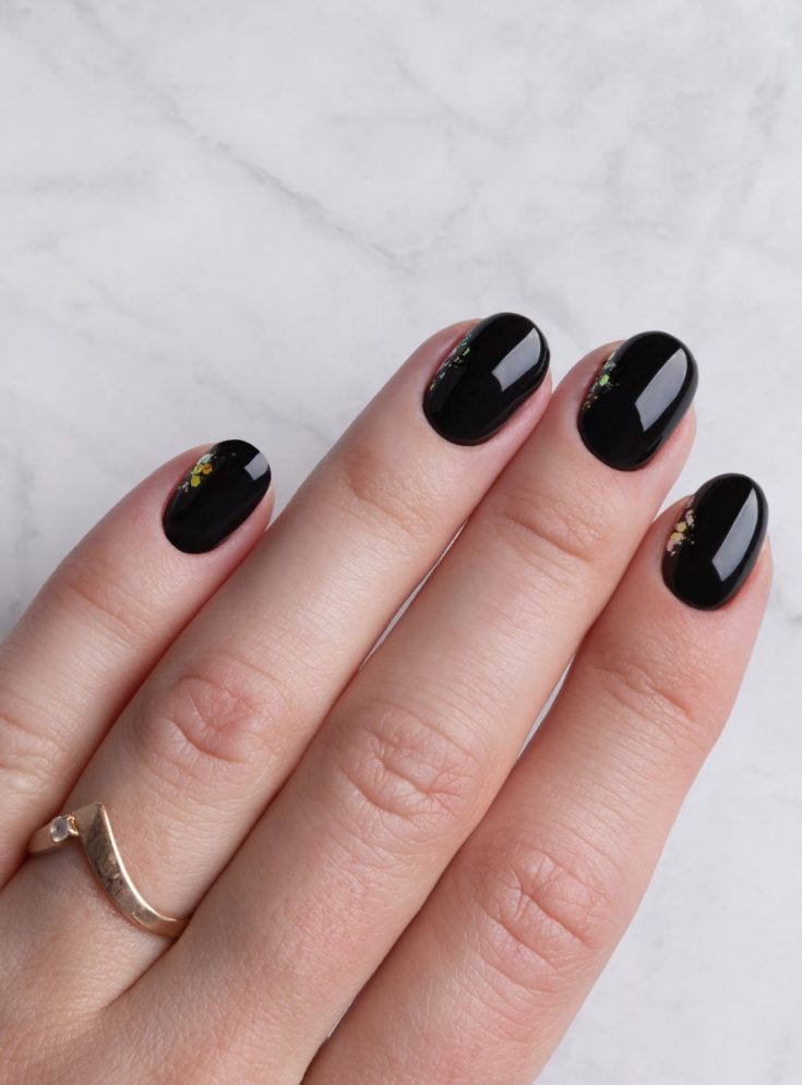 طرح گل روی  لاک ناخن مشکی