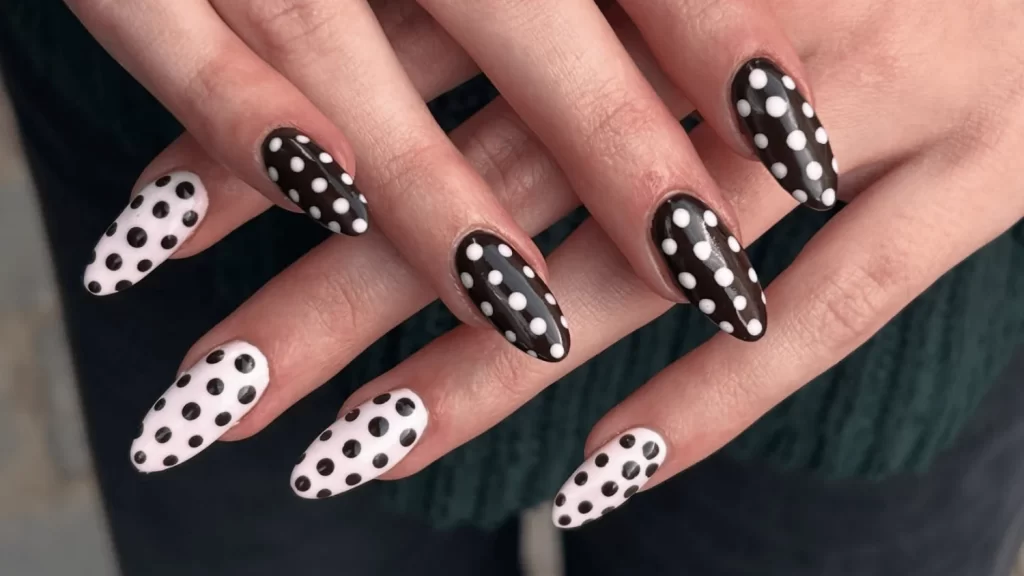 دیزاین ناخن خالخالی سفید و سیاه