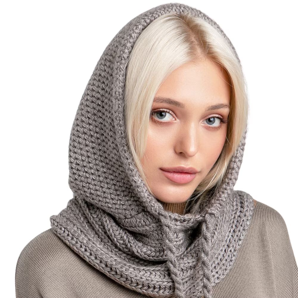 دختر زیبای بلوند با کلاه بافتنی موهر زنانه به رنگ خاکستری