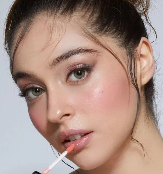 دختر بسیار زیبا با آرایش لایت