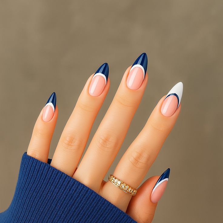 دیزاین آبی سفید ناخن