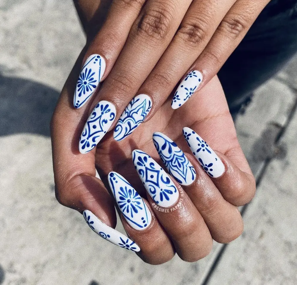 دیزاین آبی سفید ناخن