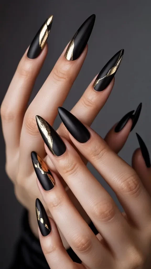 دیزاین ناخن مشکی با خطوط طلایی