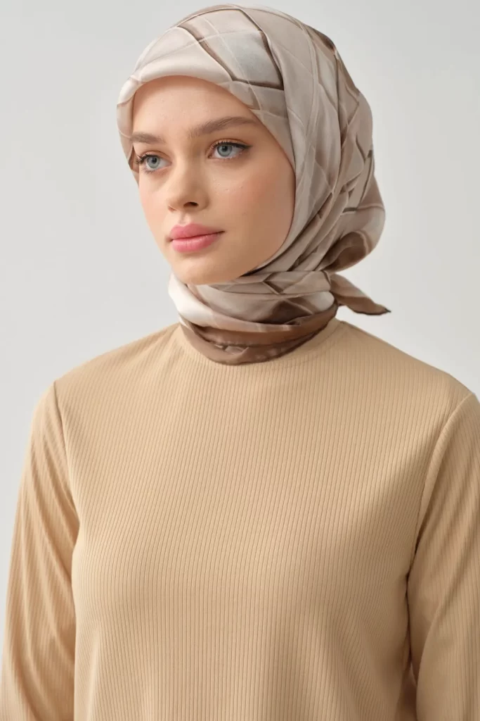 بلوز یقه اسکی کرم قهوه ای